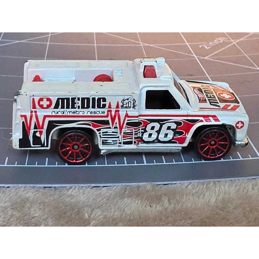 Hot Wheels Medic Rural Metro Rescue Ambulance White 86 Diecast Truck 1974 Base